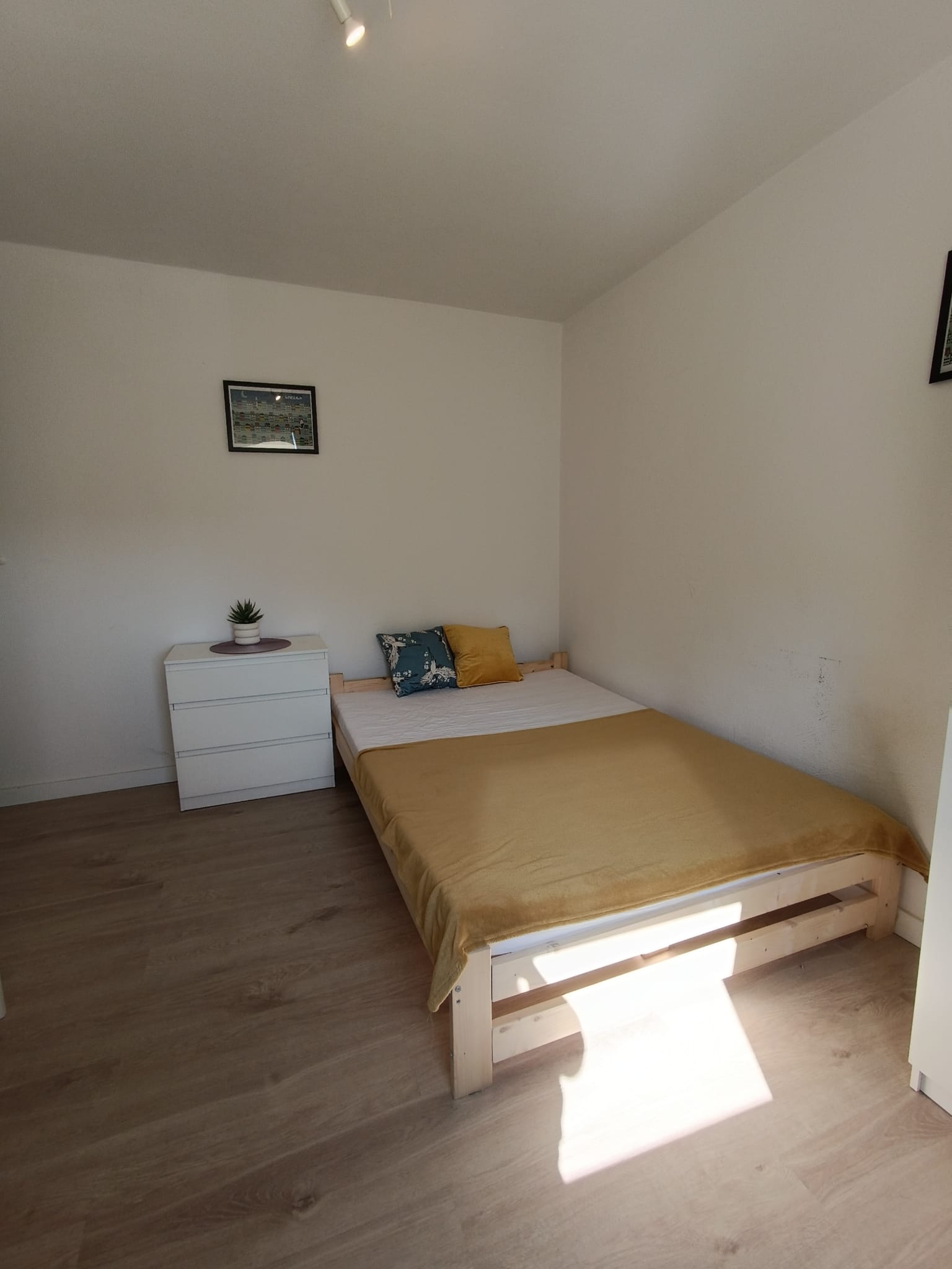 APARTMENT CLOSE TO UW/SWPS;ROOM III