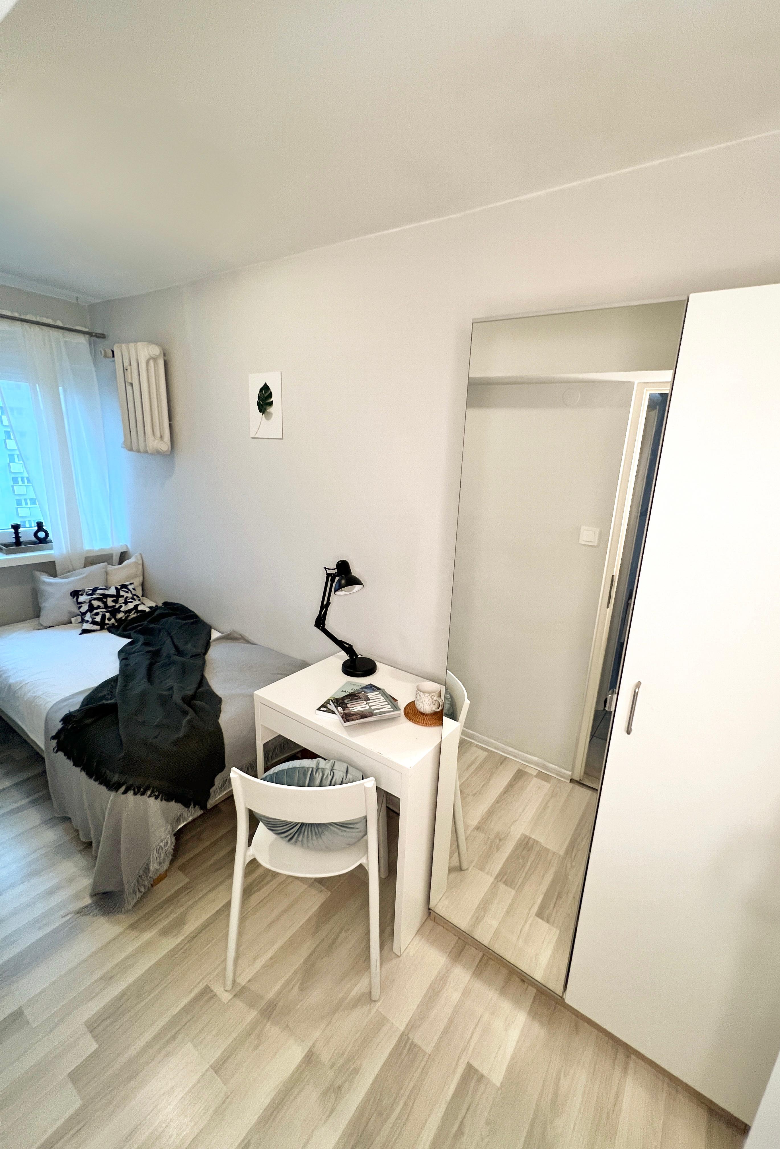 Room 4 at Solidarności 98